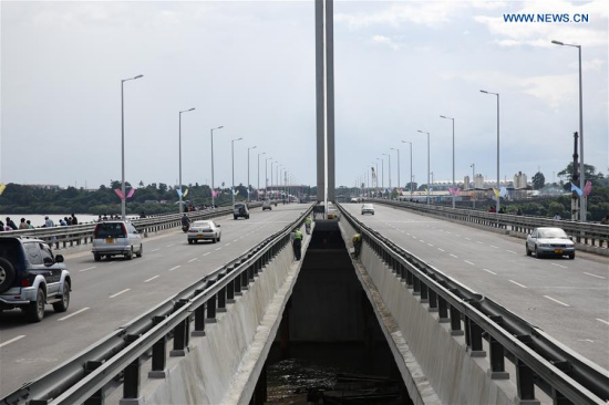 Photo taken on April 18, 2016 shows vehicles traveling on Kigamboni Bridge Dar es Salaam, Tanzania. Tanzania's new 135-million-US-dollar bridge connecting Kigamboni and Kurasini in the east African nation's commercial capital Dar es Salaam, has left an indelible mark to local engineers. (Photo: Xinhua/Pan Siwei)