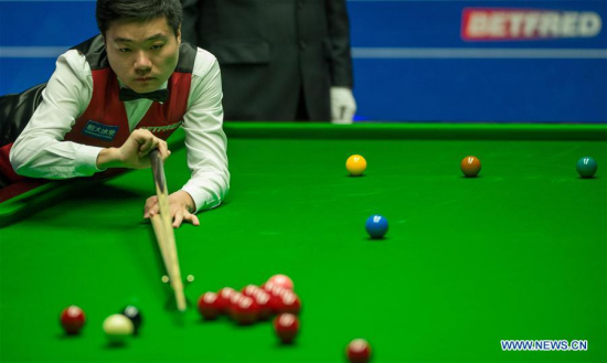Ding Junhui of China competes during the first round match with Martin Gould of England at Snooker World Championship 2016 at the Crucible Theatre in Sheffield, England on April 20, 2016. Ding Junhui won 10-8. (Xinhua/Jon Buckle)