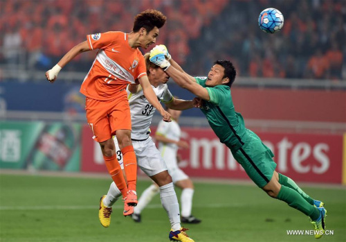 Wu Xinghan (L) of China's Shandong Luneng FC heads for the ball while Hayashi Takuto (R), goalkeeper of Japan's Sanfrecce Hiroshima, saves the ball but hit his teammate Shiotani Tsukasa during their Group H fifth round match at the 2016 AFC Champions League in Jinan, capital of east China's Shandong Province, April 20, 2016. Shandong Luneng FC won the match by 1-0. (Xinhua/Zhu Zheng)