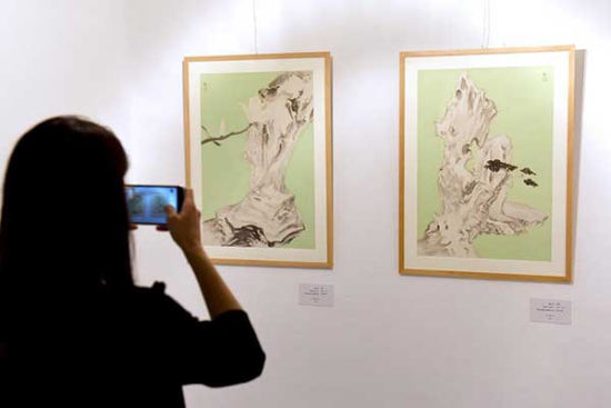 The artists showcased 30 paintings at the Elegance of Ink exhibition, which kicked off at Ahmed Shawki Museum in Cairo on Tuesday and has attracted nearly 100 visitors in its opening ceremony.(Photo/Xinhua)