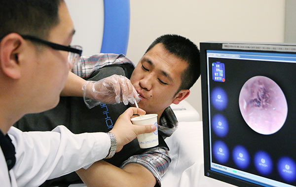 A patient gets a gastric checkup using the NaviCam magnetically controlled capsule endoscope system at Peking Union Medical College Hospital in Beijing. The capsule, with a tiny camera, can be swallowed without discomfort.Provided To China Daily
