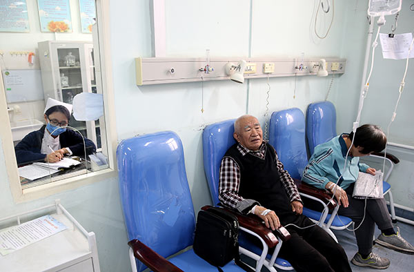 Patients receive treatment at Desheng Community Health Service Center in Beijing on Wednesday. Doctors say more than 90 percent of the patients that regularly use the facility are over 60 years old. Jiang Dong / China Daily