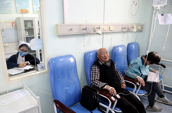 Patients receive treatment at Desheng Community Health Service Center in Beijing on Wednesday. Doctors say more than 90 percent of the patients that regularly use the facility are over 60 years old. Jiang Dong / China Daily