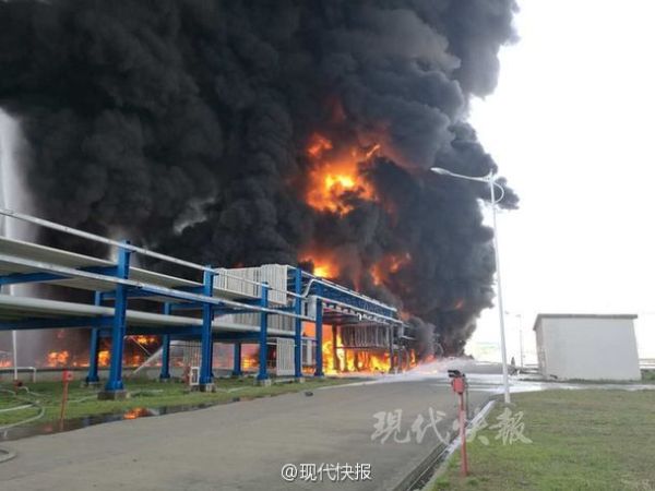 A warehouse storing chemicals and fuel exploded and caught fire in the eastern Chinese city of Jingjiang on Friday, April 22, 2016. (Photo/Sina Weibo)