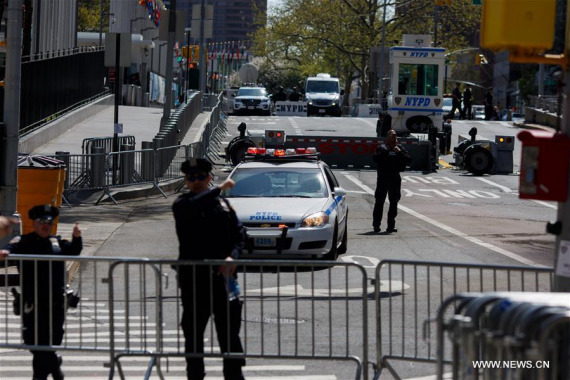NYPD police officers and Secret Service agents stand guard outside the United Nations headquarters in New York, April 21, 2016.(Photo: Xinhua/Li Muzi) 