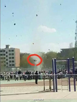 A tornado suddenly erupted at a playground of a local primary school in the Guazhou County of northwest China's Gansu Province on Wednesday.It happened when a sports meet was on the way and swept up and tossed a student on the playground.The student was immediately taken to hospital and later confirmed suffering from slight injuries in back of the head. (Photo/Weibo account of CNTV)