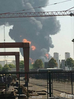 A warehouse storing chemical products explodes and catches fire in east China's Jiangsu Province on Friday morning. (Photo/Xinhua Weibo account)