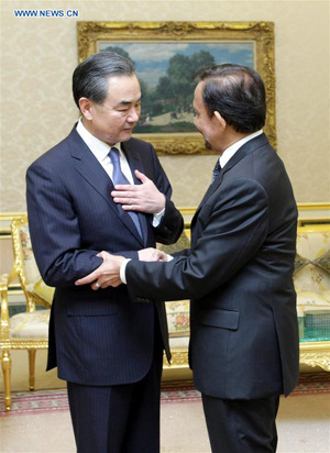 Brunei's Sultan Haji Hassanal Bolkiah (R) meets with visiting Chinese Foreign Minister Wang Yi in Bandar Seri Begawan, capital of Brunei, on April 21, 2016. (Photo: Xinhua/Jeffrey Wong)
