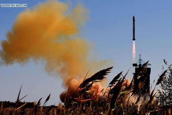 A Long March-2D carrier rocket carrying the Jilin-1 satellites blasts off from the launch pad at the Jiuquan Satellite Launch Center in northwest China's Gansu province, Oct 7, 2015. (Photo/Xinhua)