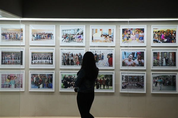 A visitor looks at the photos at an exhibition at the Shanghai Textile and Costume Museum yesterday. (Dong Jun)
