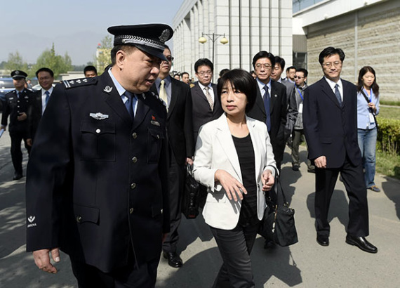 A 10-member Taiwan delegation led by Chen Wen-chi (center) visits on Thursday a house of detention in Beijing where 45 suspects from the island are held. (Photo/Xinhua)