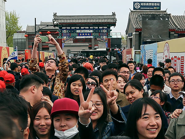 The Nanluoguxiang area of Beijing is crowded during the Tomb Sweeping Day holiday earlier this month. The city's tourism authorities say the number of visitors can hit 100,000 a day during public holidays.(Photo by Yang Dong/China Daily)