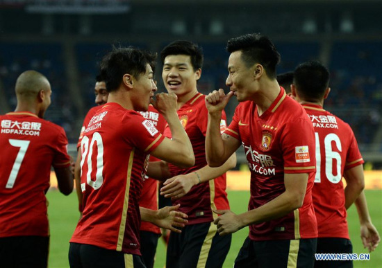 Players of Guangzhou Evergrande celebrate after scoring during the sixth round of the Chinese Super League between Guangzhou Evergrande and Tianjin Teda in Tianjin, April 25, 2016. Evergrande won 4-0. (Xinhua photo)