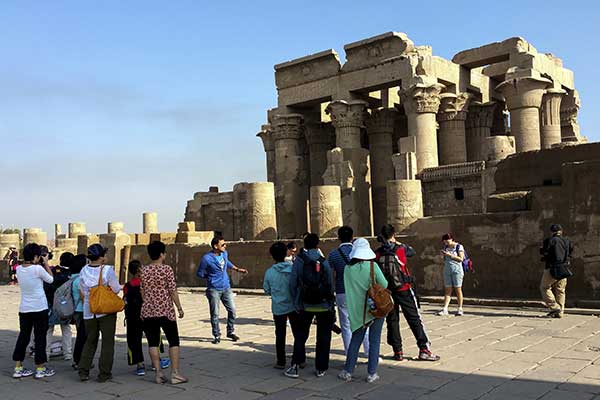 Chinese tourists at Temple of Kom Ombo in Egypt. More than 115,000 Chinese visited the country in 2015.(Photo by Du Du/China Daily)