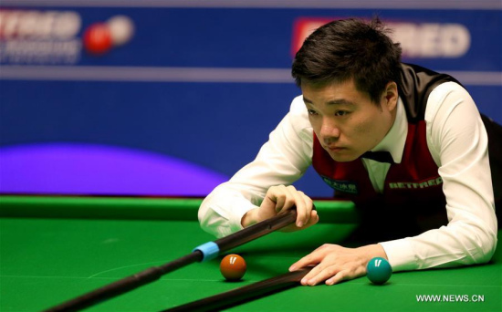 Ding Junhui of China competes during the second round match against Judd Trump of England at Snooker World Championship 2016 at the Crucible Theatre in Sheffield, England, on April 25, 2016. Ding won 13-10. (Photo: Xinhua/Han Yan)