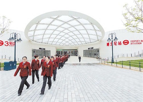 Metro employees leave Disney Resort Station yesterday, ahead of its opening today.(Dong Jun)
