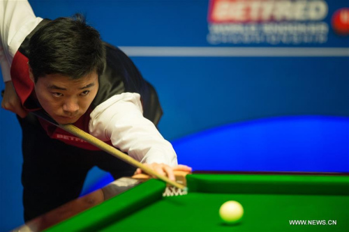 Ding Junhui of China competes during the second round match against Judd Trump of England at Snooker World Championship 2016 at the Crucible Theatre in Sheffield, England, on April 25, 2016. Ding won 13-10. (Xinhua/Jon Buckle)