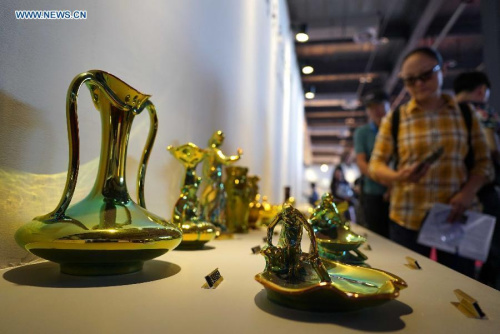 Visitors view exhibits at the 2015 China Jingdezhen International Ceramic Expo in Jingdezhen, east China's Jiangxi Province, Oct. 18, 2015. (Photo: Xinhua/Chen Zixia)