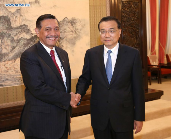 Chinese Premier Li Keqiang (R) shakes hands with Luhut Panjaitan, Indonesian Coordinating Minister for Political, Law and Security Affairs, in Beijing, capital of China, April 27, 2016. (Photo: Xinhua/Pang Xinglei) 