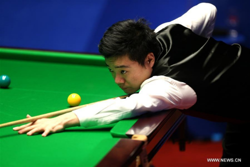 Ding Junhui of China competes during the second round match against Judd Trump of England at Snooker World Championship 2016 at the Crucible Theatre in Sheffield, England, on April 25, 2016. Ding won 13-10. (Photo: Xinhua/Han Yan)