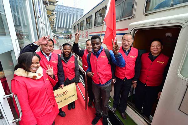 Members of an international volunteer team attend a public event in Hangzhou, Zhejiang province. More than 100,000 volunteers have signed up to help with the G20 summit.(Photo/China Daily)