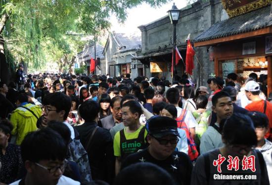 Throngs of people visit Nanluoguxiang. (File photo/Chinanews.com)