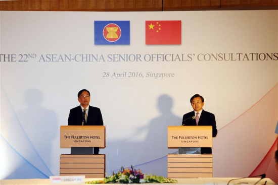 Chinese Vice Foreign Minister Liu Zhenmin (R) and Permanent Secretary for Foreign Affairs of Singapore Chee Wee Kiong attend the 22nd China-ASEAN Senior Officials' Consultation press conference held in Singapore, April 28, 2016. China and ASEAN countries have the will, ability and means to safeguard peace and stability in the South China Sea, Vice Foreign Minister Liu Zhenmin said here on Thursday. (Photo: Xinhua/Then Chih Wey)