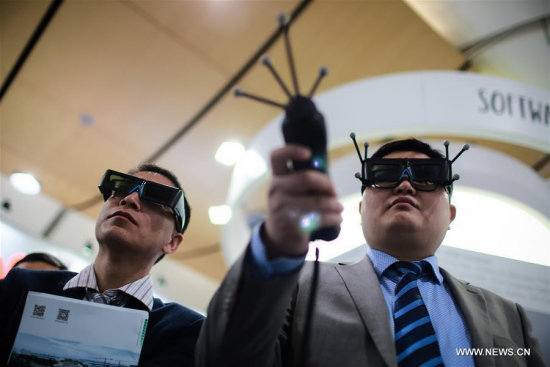 Fair-goers try virtual reality glasses at Huawei's stand of the Hanover Fair in 2016 in Hanover, Germany, on April 26, 2016. Some 700 exhibitors from China, the second only to the host country in terms of the number of exhibitors, attended the fair. (Photo: Xinhua/Zhang Fan)