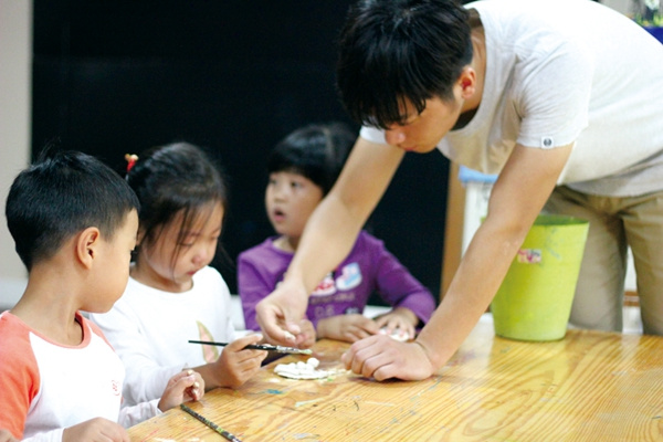 Male teachers in Shanghai pre-schools are still greatly outnumbered by their female counterparts. CHINA DAILY