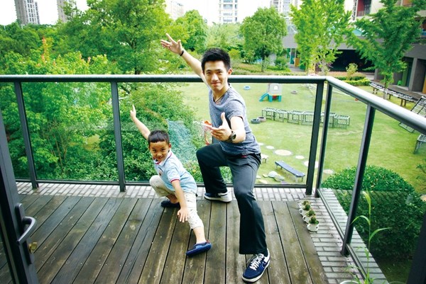 Chen Yilang and a pupil adopt a kungfu pose at the China Welfare Institute Kindergarten. CHINA DAILY