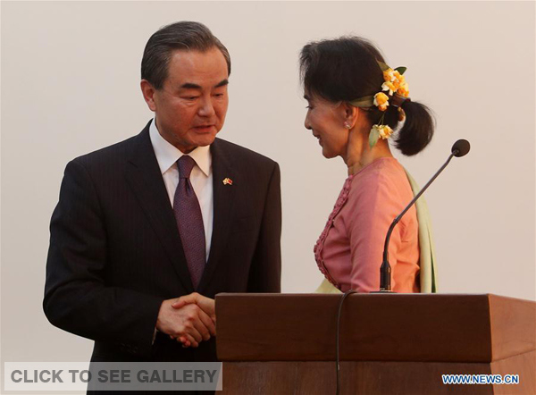 Myanmar's Foreign Minister Aung San Suu Kyi (R) shakes hands with her Chinese counterpart Wang Yi during a joint press conference after their meeting at the Ministry of Foreign Affairs in Nay Pyi Taw, Myanmar, April 5, 2016. (Photo: Xinhua/U Aung)