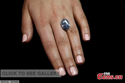 An employee disdplays a 10.10 carat internally flawless blue diamond at Sotheby's auction house in central London, Britain March 15, 2016. The oval fancy vivid blue diamond is expected to fetch between $30-35 million at the auction house's Magnificent Jewels and Jadeite auction in Hong Kong on April 5.(Photo/Agencies)