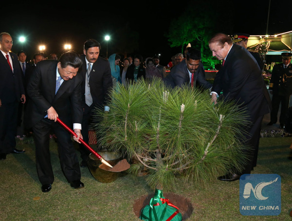 Chinese President Xi Jinping (1st L, front) and Pakistani Prime Minister Nawaz Sharif (1st R, front) plant a tree in Islamabad, capital of Pakistan, April 20, 2015. (Xinhua file photo/Pang Xinglei)