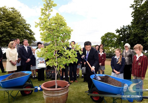 Chinese President Xi Jinping plants a tree with students of a primary school in Tasmania state, Australia, Nov. 18, 2014. (Xinhua file photo/Rao Aimin)