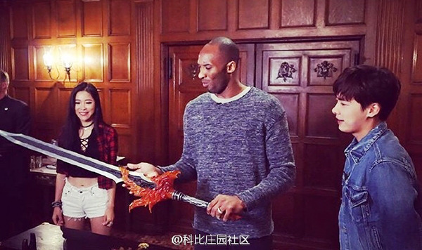Kobe Bryant looks at a sword prented by Li Yifeng, one of China's most famous actors and pop idols on Los Angeles, Feb 12, a day before the NBA icon officially retires. (Photo/Weibo)