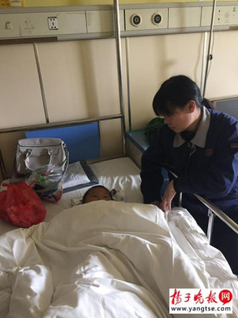 The boy who fell onto his face from the 15th story of a building is under treatment in a hospital in Changzhou, Jiangsu Province. (Photo/Yangtse Evening News)