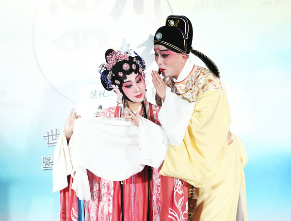 Kunqu Opera artists Shen Yili (left) and Li An perform in The Purple Hairpin. (Photo provided to China Daily)