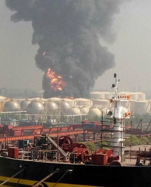 A warehouse storing chemicals and fuel exploded and caught fire in the eastern Chinese city of Jingjiang on Friday, April 22, 2016. (Photo/Sina Weibo)