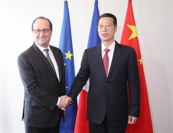 Zhang Gaoli (R), Chinese vice premier and special envoy of President Xi Jinping, meets with French President Francois Hollande on the sidelines of the opening ceremony of the High-Level Event for the Signature of the Paris Agreement at the United Nations headquarters in New York April 22, 2016. (Xinhua/Yao Dawei)