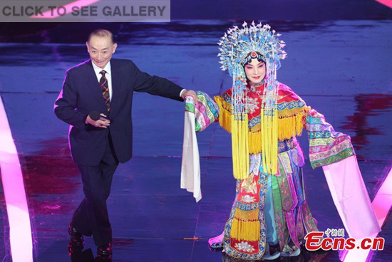 Peking Opera master Mei Baojiu and performer Hu Wenge greet the audience in Changsha city, the capital of Central China's Hunan Province, July 6, 2013. (Photo: China News Service/Yang Huafeng)