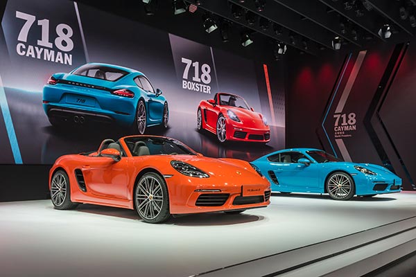 The Porsche 718 Cayman (right) makes its world premiere at Auto China 2016, while the 718 Boxster S (left) makes its Asian debut. (Photo provided to China Daily)