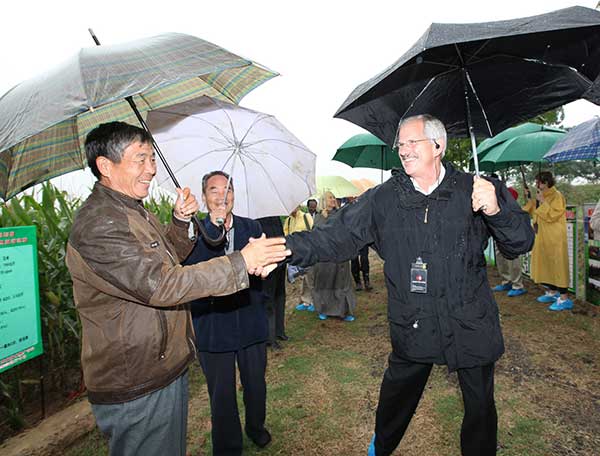 The US expert visits local farmers to promote his environmental protection program in Shaanxi province in 2010. (Photo provided to China Daily)
