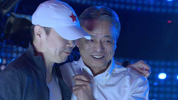 Yang Le (right) with his friend and singer-songwriter Cui Jian during a rock show. (Photo provided to China Daily)