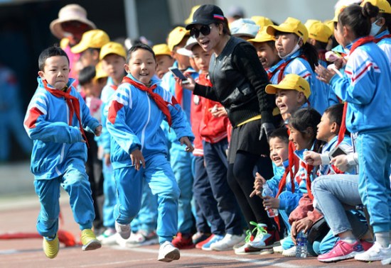 Students attend the spring athletic meeting on Friday at the Lhasa No 1 Primary School in Lhasa, the Tibet autonomous region. (Photo/Xinhua)