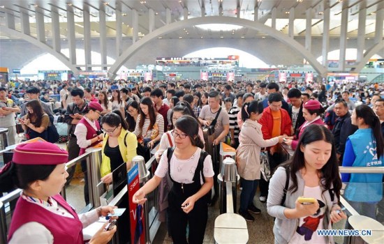 Passengers check in at the Shijiazhuang Railway Station in Shijiazhuang, capital of north China's Hebei Province, May 2, 2016. Transportation around the country saw a travel peak on Monday, the last day of the three-day May Day holidays. (Photo: Xinhua/Mou Yu)