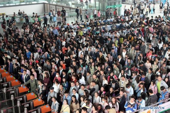 Passengers wait at the Suzhou Railway Station in Suzhou, east China's Jiangsu Province, May 2, 2016. Transportation around the country saw a travel peak on Monday, the last day of the three-day May Day holidays. (Photo: Xinhua/Wang Jiankang)
