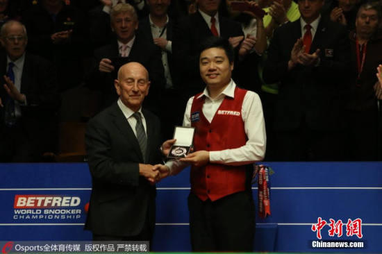 China's Ding Junhui is defeated by Mark Selby in the final of the snooker world championship in Sheffield, United Kingdom May 2, 2016. (Photo/Osports)