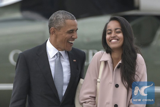 This file photo taken on April 8, 2016 shows US President Barack Obama and daughter Malia make their way to board Air Force One before departing from Los Angeles International Airport in Los Angeles. (Photo/Xinhua)