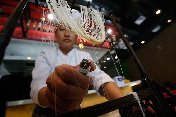 Chuangke Beef Lamian restaurant offers tasty Lanzhou noodles for Beijing diners.(Photo by Jiang Dong/China Daily)