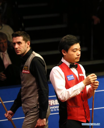 Ding Junhui (R) of China competes during the final against Mark Selby of England at the World Snooker Championship 2016 at the Crucible Theatre in Sheffield, England on May 2, 2016. (Photo: Xinhua/Han Yan)